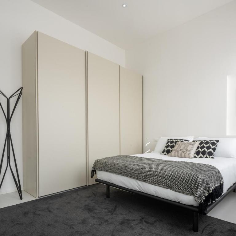Design Apartment with Balcony on the Grand Canal R&R - Two-Bedroom Apartment - 10