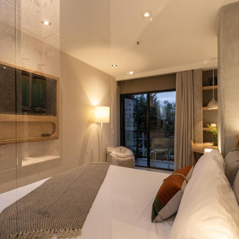Landmark Hotel - Habitación con cama grande y balcón - 6