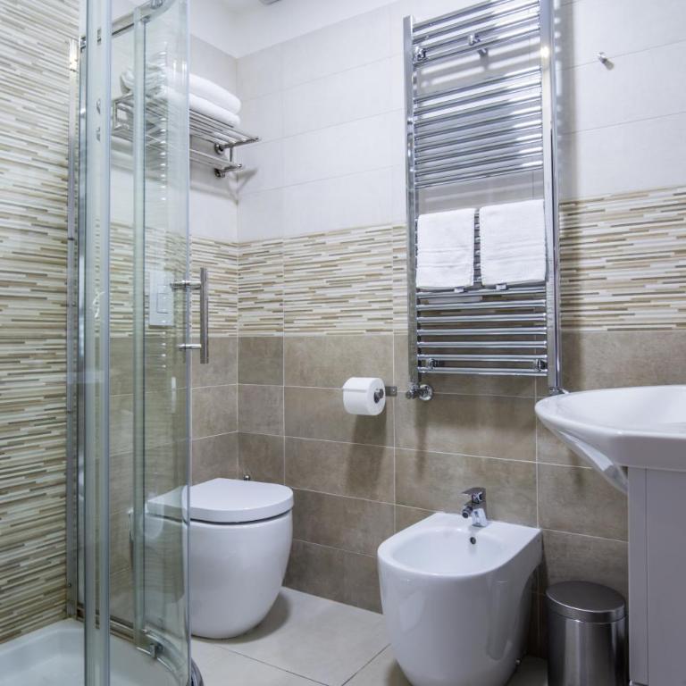 Parthenope Suite Rooms Vomero Vanvitelli a 2 min quartieri spagno via Toledo - Luxury Quadruple Room - 5