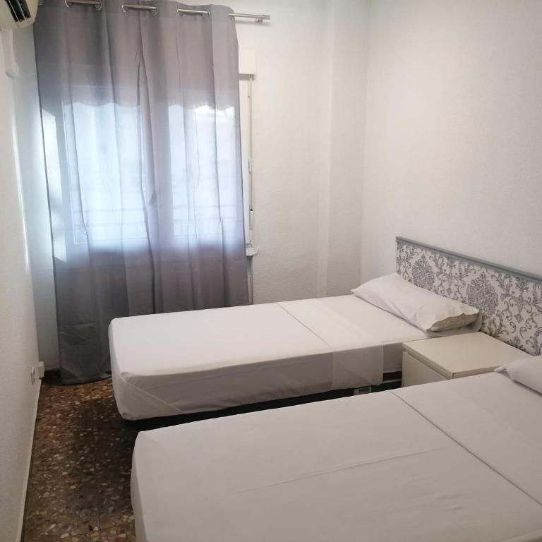 Hello Madrid - Three-Bedroom Apartment - 10