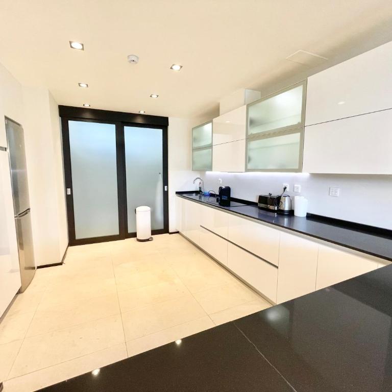 Modern villa in gated complex Sierra Blanca Marbella - Villa - 20