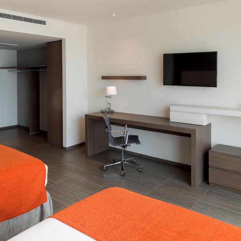 Real Inn Cancún - Deluxe Two Beds - Boulevard View - 3