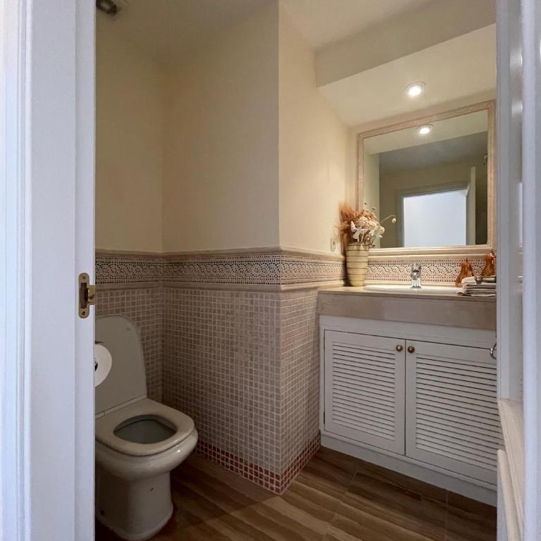 Hacienda Elviria 2 Bedroom Spacious Apartment - Two-Bedroom Apartment - 11