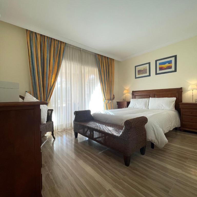 Hacienda Elviria 2 Bedroom Spacious Apartment - Two-Bedroom Apartment - 16