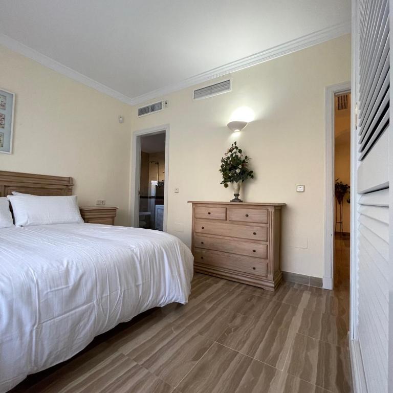 Hacienda Elviria 2 Bedroom Spacious Apartment - Two-Bedroom Apartment - 17