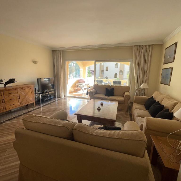 Hacienda Elviria 2 Bedroom Spacious Apartment - Two-Bedroom Apartment - 18