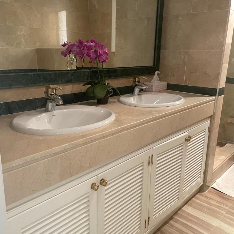 Hacienda Elviria 2 Bedroom Spacious Apartment - Two-Bedroom Apartment - 19