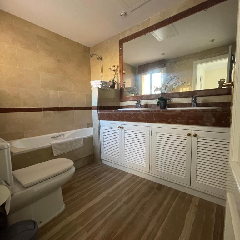 Hacienda Elviria 2 Bedroom Spacious Apartment - Two-Bedroom Apartment - 20