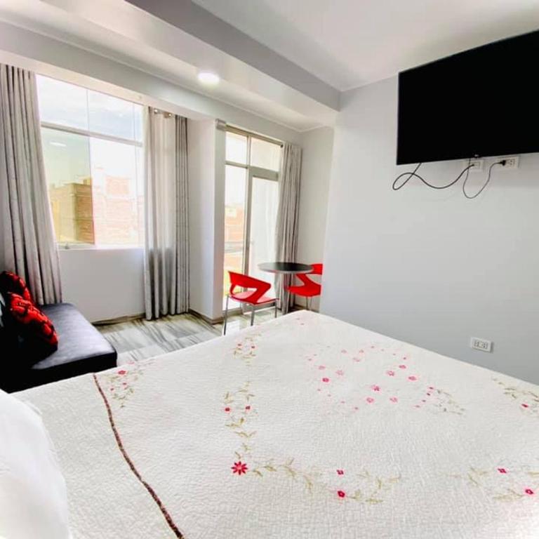 Hostal D' Rosas - Habitación con cama grande y balcón - 6