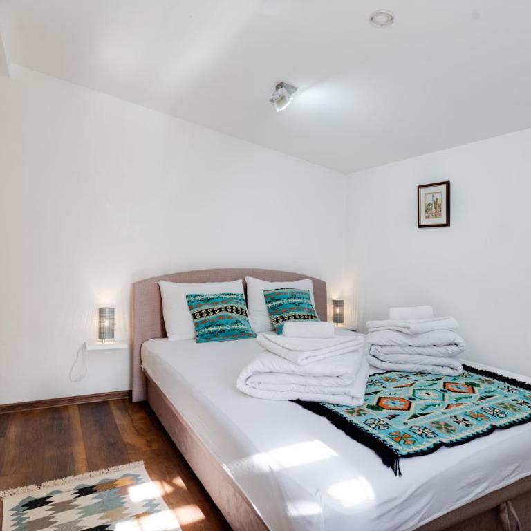 Hotel Vamos Sarajevo, b&b - Dvokrevetna Soba sa Bračnim Krevetom i Sopstvenim Kupatilom - 1