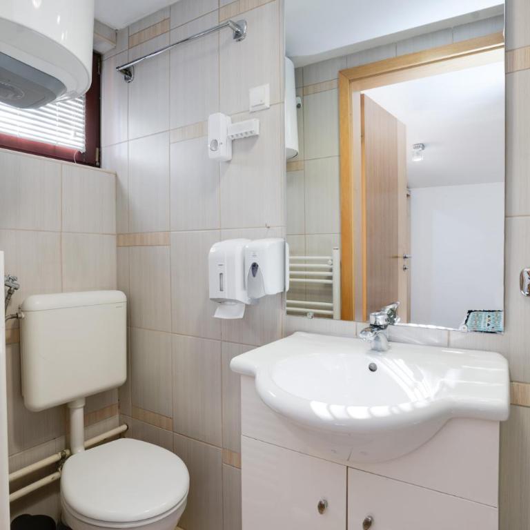 Hotel Vamos Sarajevo, b&b - Dvokrevetna Soba sa Bračnim Krevetom i Sopstvenim Kupatilom - 5