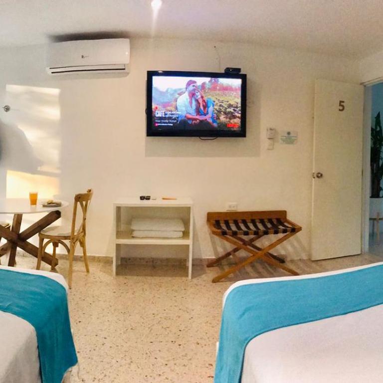 Hotel Downtown Merida - Family Room with Private Bathroom - 17