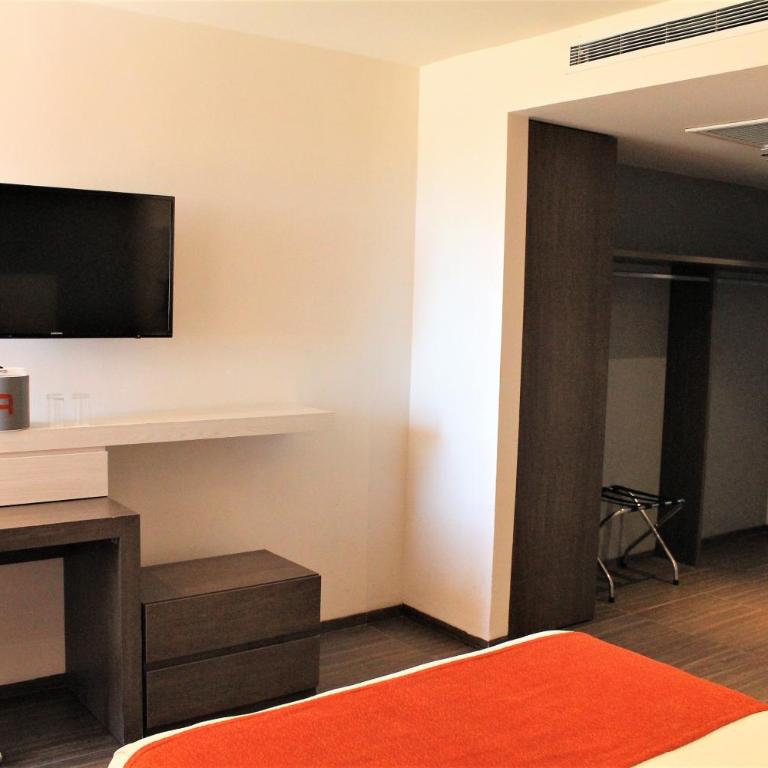 Real Inn Cancún - Deluxe King - Boulevard View - 3