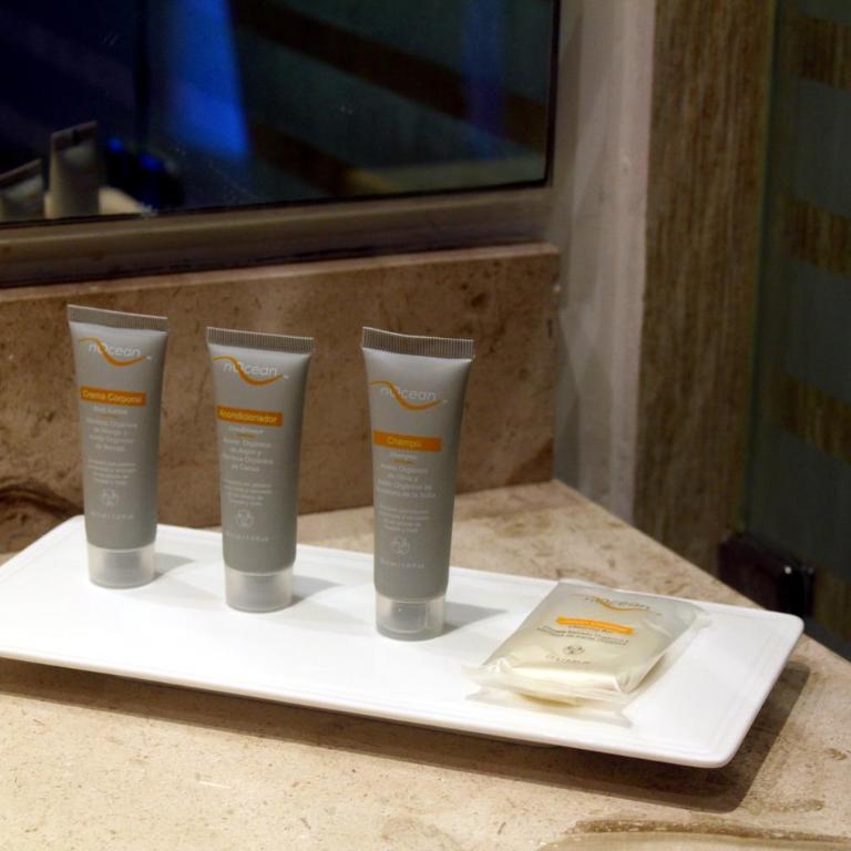 Real Inn Cancún - Deluxe Two Beds - Boulevard View - 8
