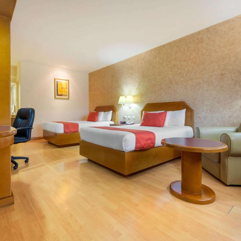 Comfort Inn Monterrey Norte - 2 Double Beds, Courtyard View - 4
