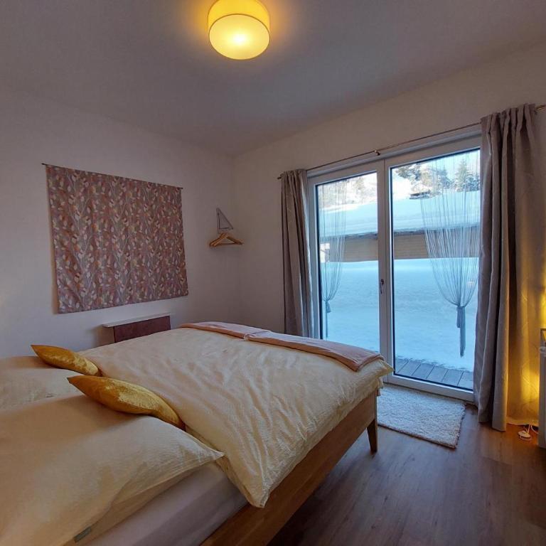 Boutique-Apartments Familie Jarosch Fieberbrunn "Freier Eintritt in das örtliche Hallenbad inklusive Saunalandschaft oder zum Badesee" - Two-Bedroom Apartment with Shower - 7
