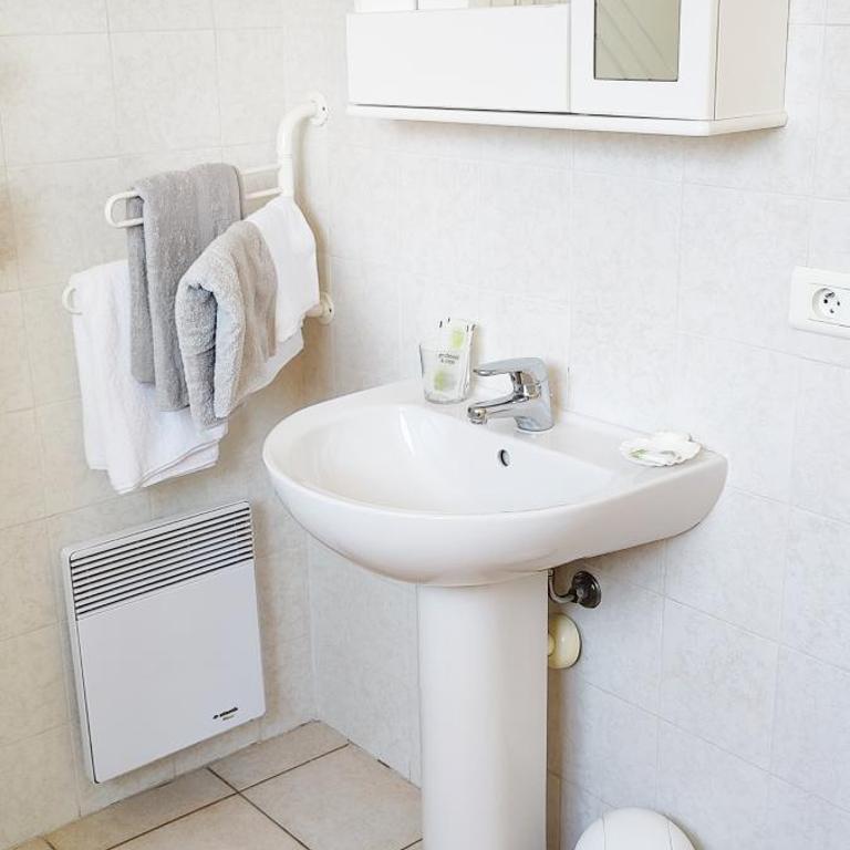 Studio Calme BORD DE MER Balcon avec Vue sur MENTON, Ascenseur, Climatisation, Ideal location quiet near sea, balcony with city view, elevator, AC - Studio - 7