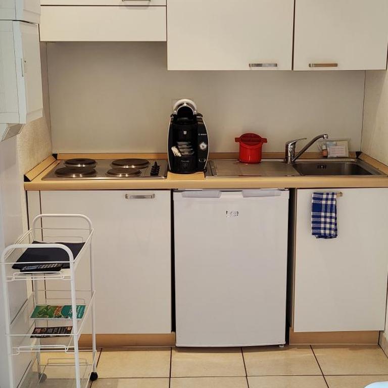 Studio Calme BORD DE MER Balcon avec Vue sur MENTON, Ascenseur, Climatisation, Ideal location quiet near sea, balcony with city view, elevator, AC - Studio - 5