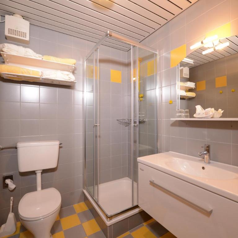 Strandhotel Faak - Doppelzimmer mit Balkon und Seeblick - 3