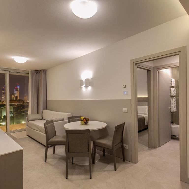 Sunrise Palace - Suite con Balcone e Vasca Idromassaggio - 3