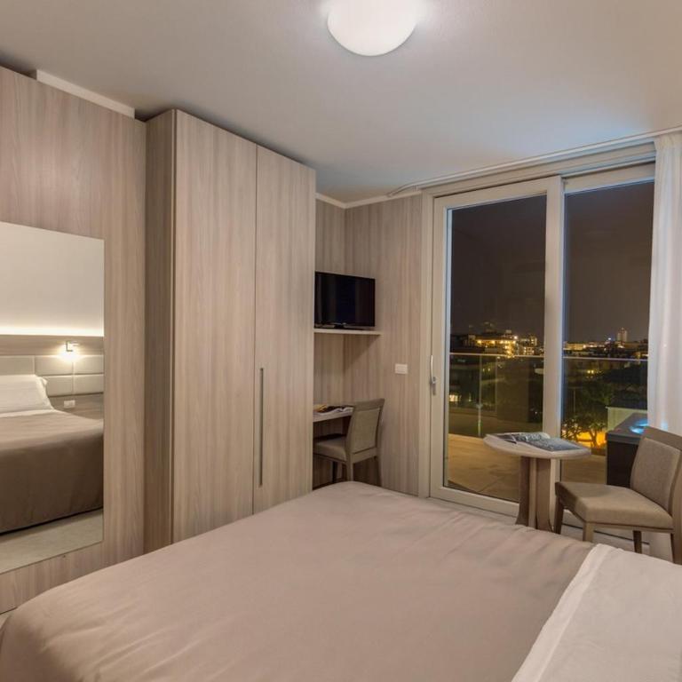 Sunrise Palace - Suite con Balcone e Vasca Idromassaggio - 4