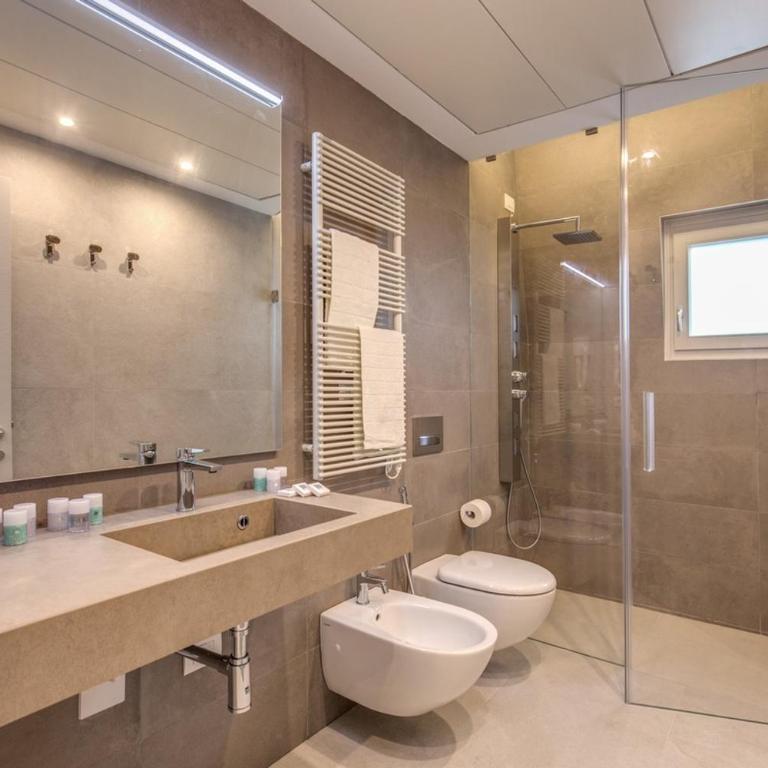 Sunrise Palace - Suite con Balcone e Vasca Idromassaggio - 6