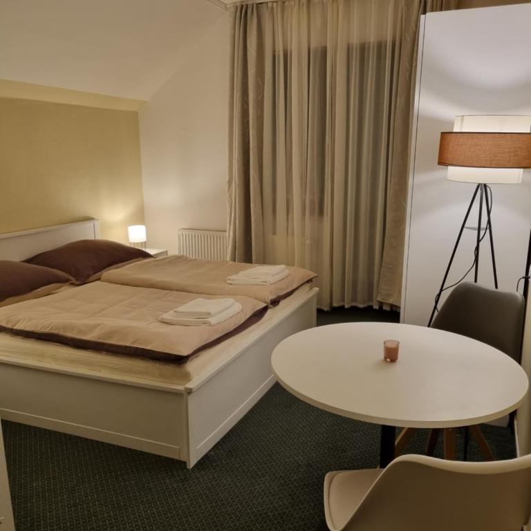 Hotel PlannerInn - Doppelzimmer mit Balkon - 6