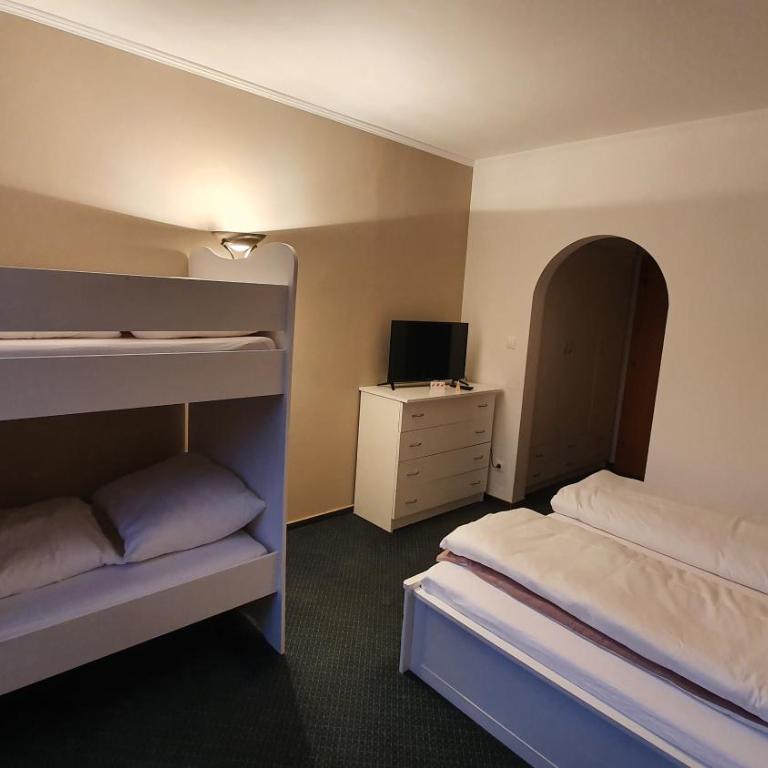 Hotel PlannerInn - Familienzimmer mit Dusche - 5