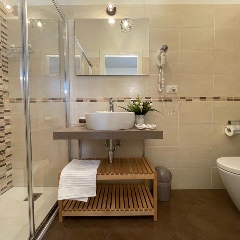 Porta alla Croce Guest House - Camera Tripla con Bagno Privato - 10