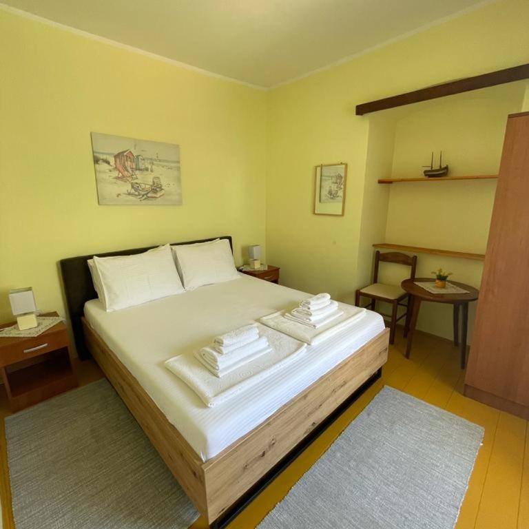 Mediterranean Holiday House & Apartments - Villa - Beach Front - 4