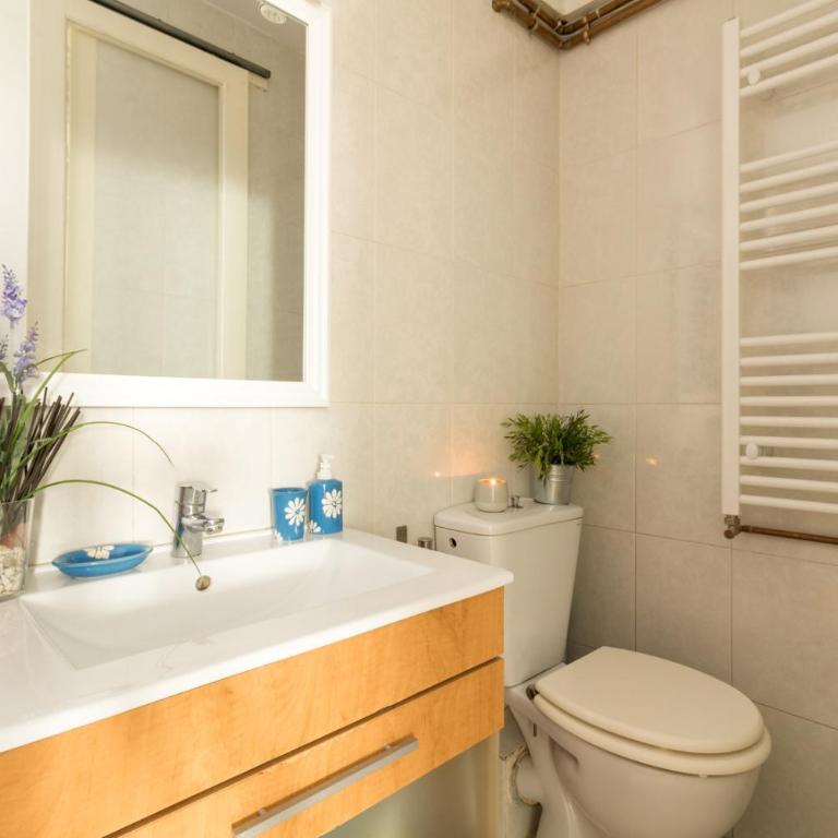 rentBCN City Center Apartment - Three-Bedroom Apartment - 16