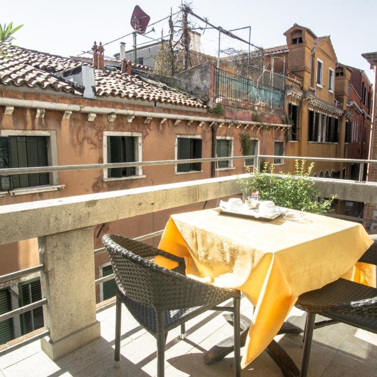 Hotel Antigo Trovatore - Camera Matrimoniale con Balcone - 8