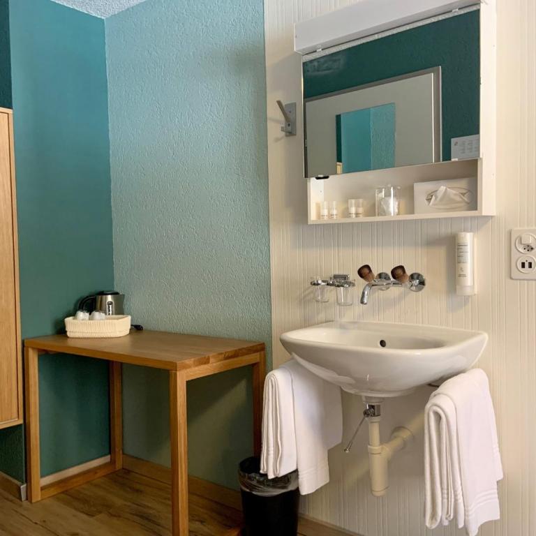 5th Floor Basic Rooms - shared bathrooms - (5th Floor) Grandlit with Shared Bathroom - 2