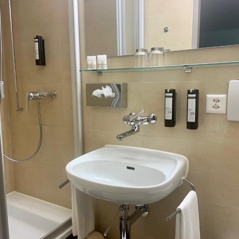 5th Floor Basic Rooms - shared bathrooms - (5th Floor) Twin Room with Shower - 5