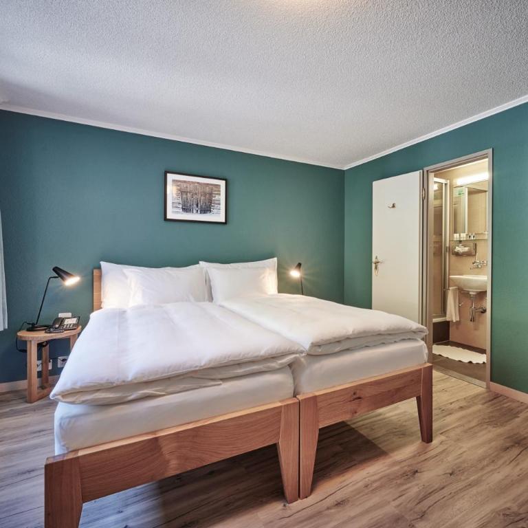 5th Floor Basic Rooms - shared bathrooms - (5th Floor) Twin Room with Shower - 2