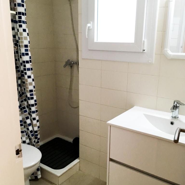 Apartamento céntrico y renovado, 100m de la playa - Two-Bedroom Apartment - 10
