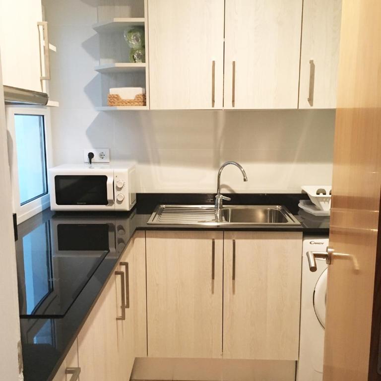 Apartamento céntrico y renovado, 100m de la playa - Two-Bedroom Apartment - 4