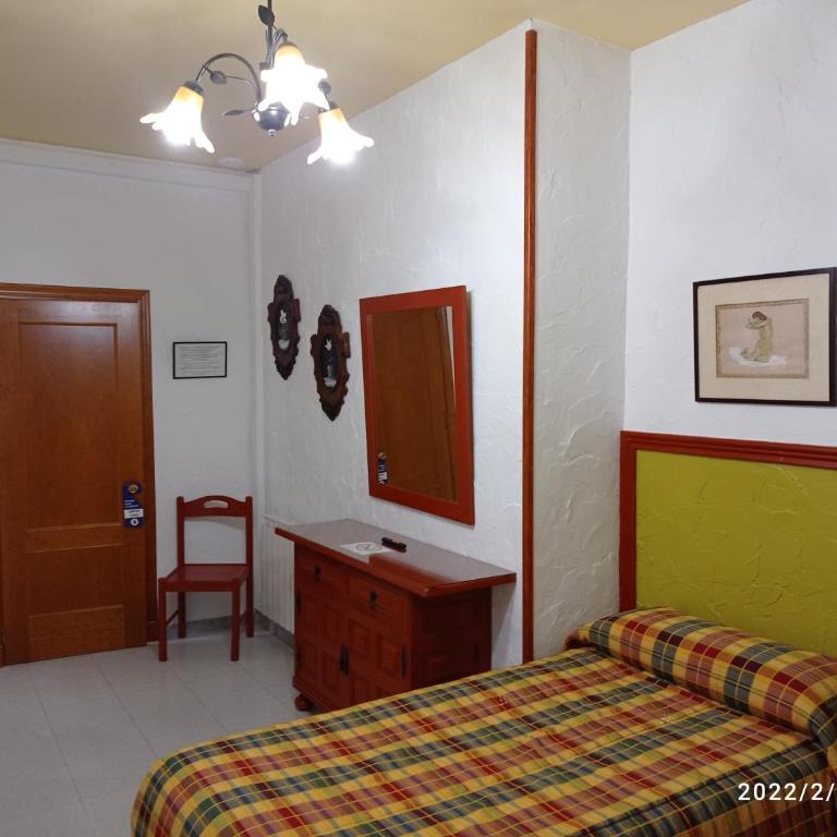 Hostal Manolo - Habitación Doble Estándar con vistas al patio - 3