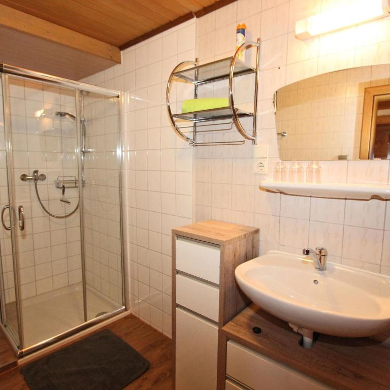Apartment in Kaltenbach near Ski Lift - Three-Bedroom Apartment - 17