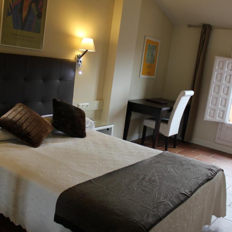 Hotel Leonor de Aquitania - Habitación Doble Superior con vistas a las montañas - 11