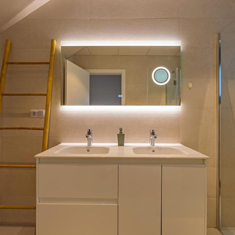 Centre-Terrace, Pool, Parking & Home-Office (WIFI) - Two-Bedroom Apartment - 34
