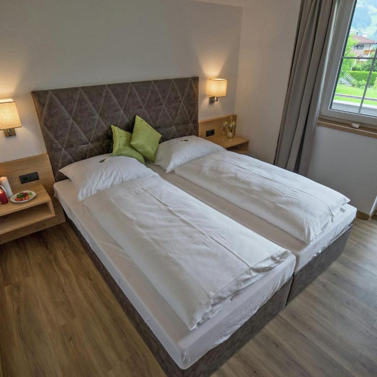Chalet in Mayrhofen near Penkenbahn Ski Lift - Two-Bedroom Apartment - 9