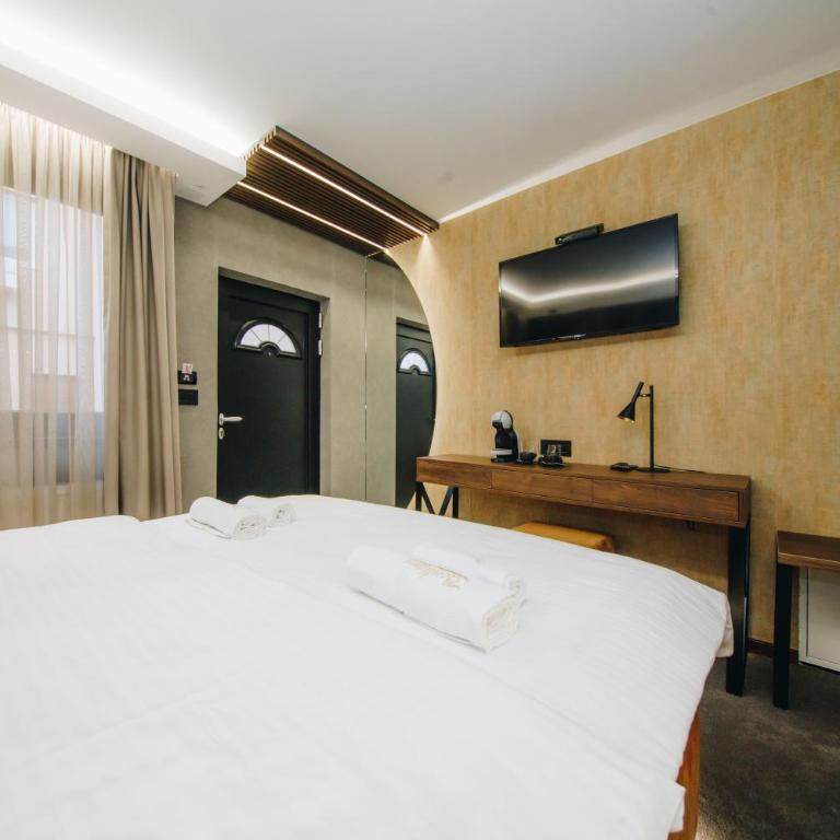 Boutique Luxury Apartments - Deluxe Double Room - 6