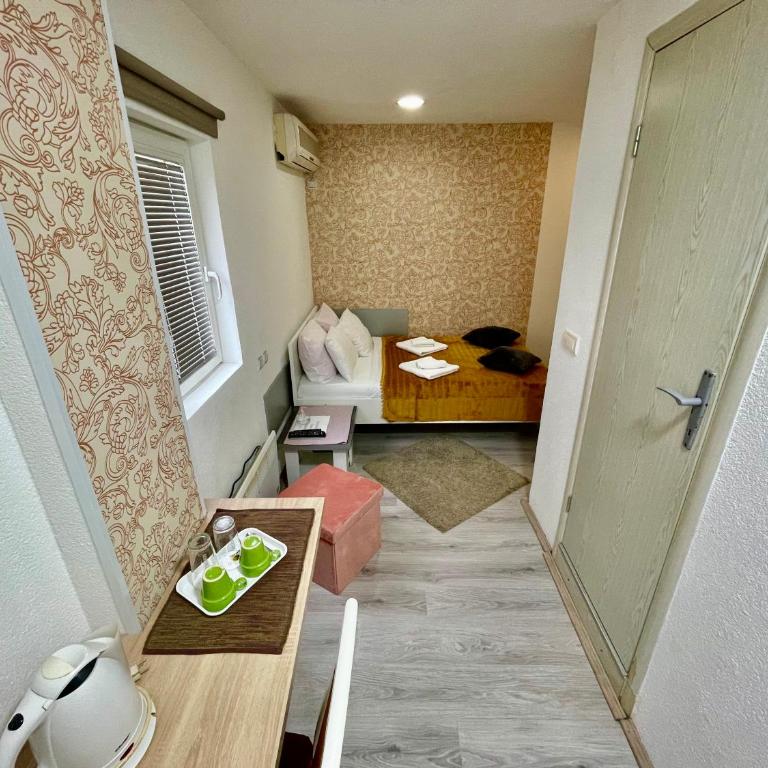 Apartmani Aleksandra u centru grada - Mala Dvokrevetna Soba sa Bračnim Krevetom - 9