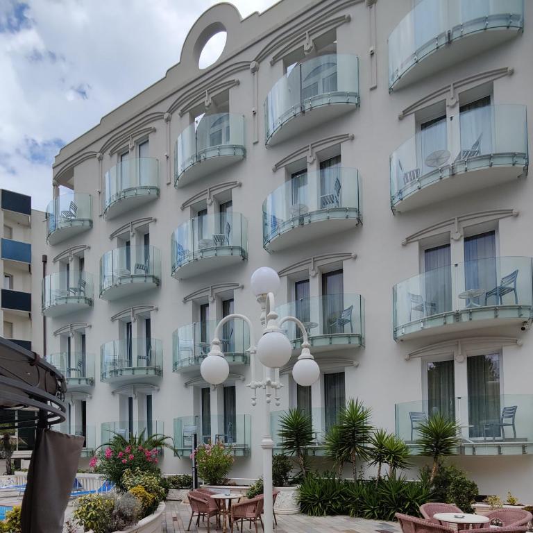 Hotel Ambassador - Camera Superior Matrimoniale/Doppia con Letti Singoli con Balcone - 1