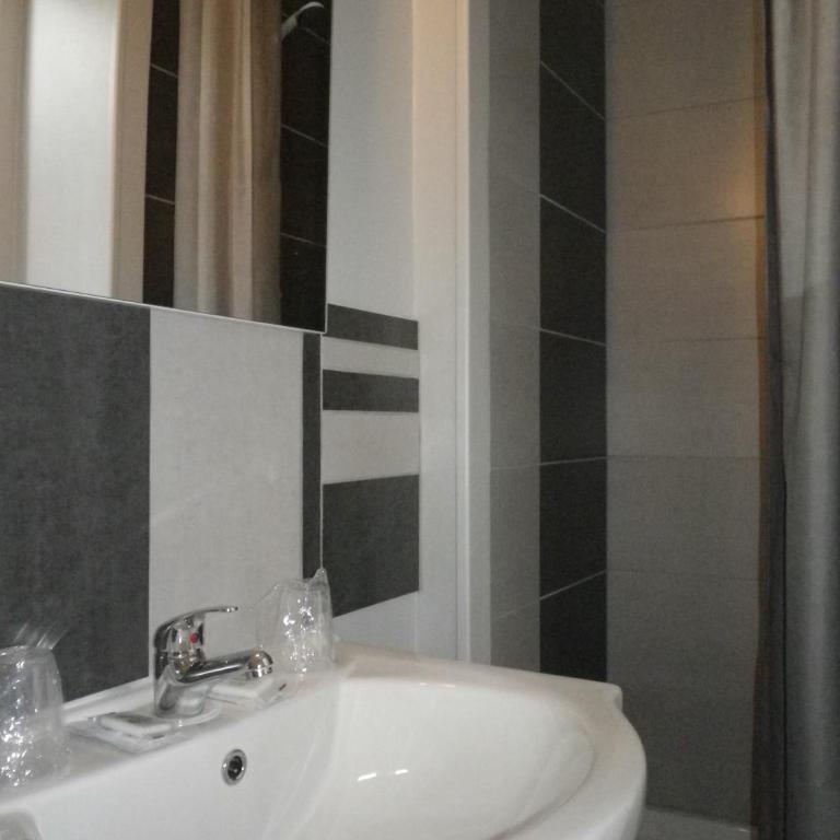 Hôtel De Normandie - Chambre Double avec Toilettes Communes - 2