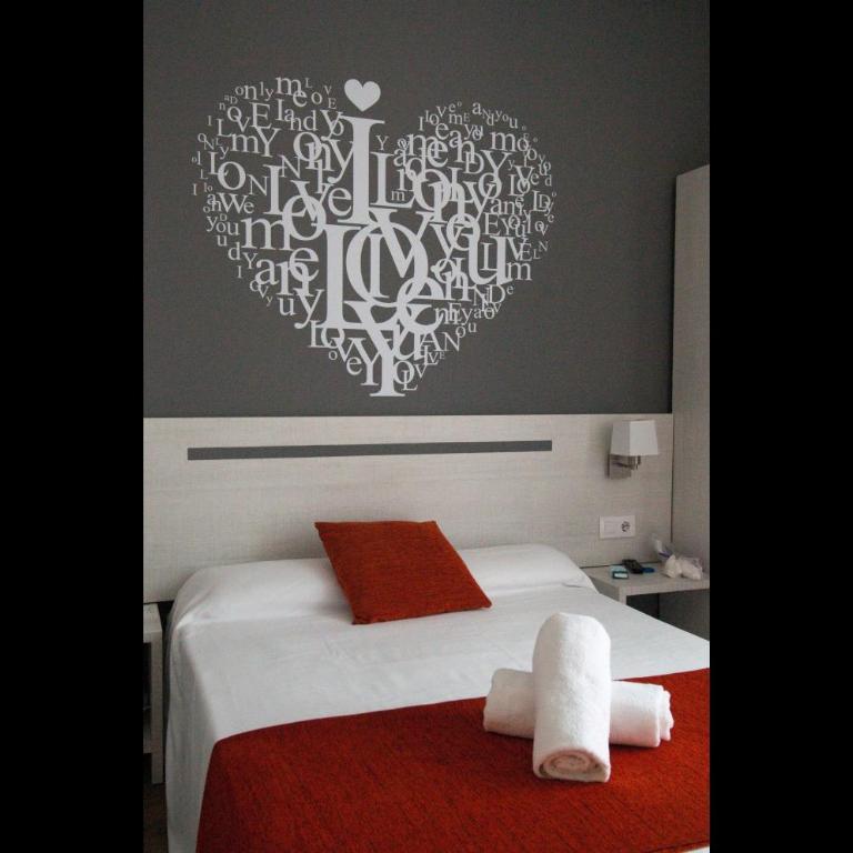 Hostal Live Barcelona - Double or Twin Room - 31