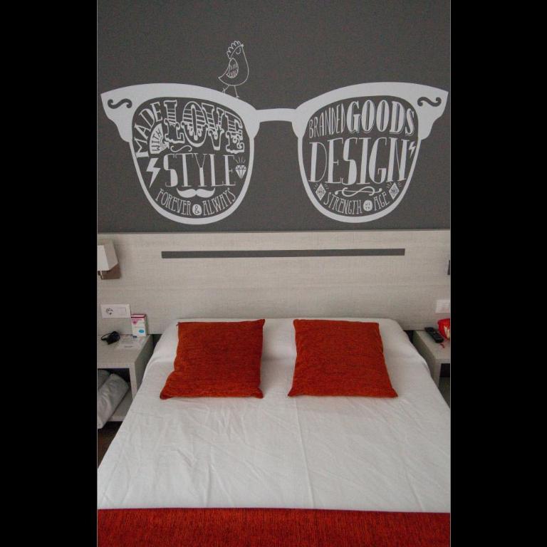 Hostal Live Barcelona - Double or Twin Room - 33