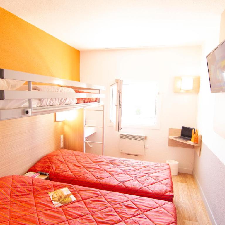 Premiere Classe Troyes Sud - Parc St Thibault - Hébergement avec 3 Lits Simples - Salle de Bains et Toilettes Communes - 14