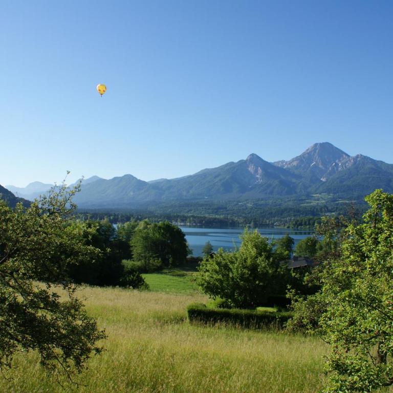 Biohof Naturzeit Faaker See - Doppelzimmer mit Balkon und Seeblick - 1